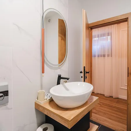 Chic 1br With Office - Calm, Cool & Connected Kolozsvár