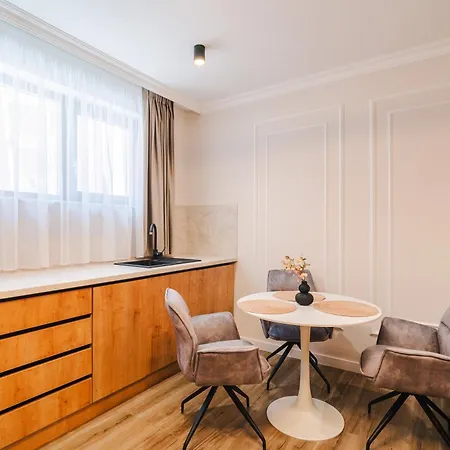 Chic 1br With Office - Calm, Cool & Connected Kolozsvár