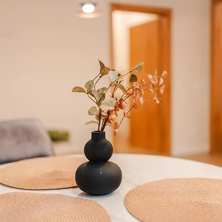 Chic 1br With Office - Calm, Cool & Connected *