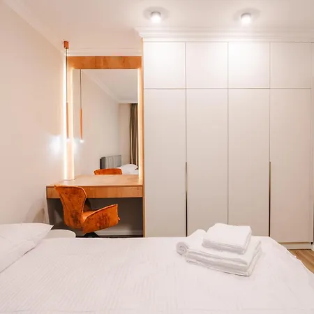 Chic 1br With Office - Calm, Cool & Connected Apartman Kolozsvár