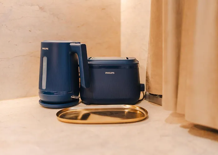 Chic 1br With Office - Calm, Cool & Connected *