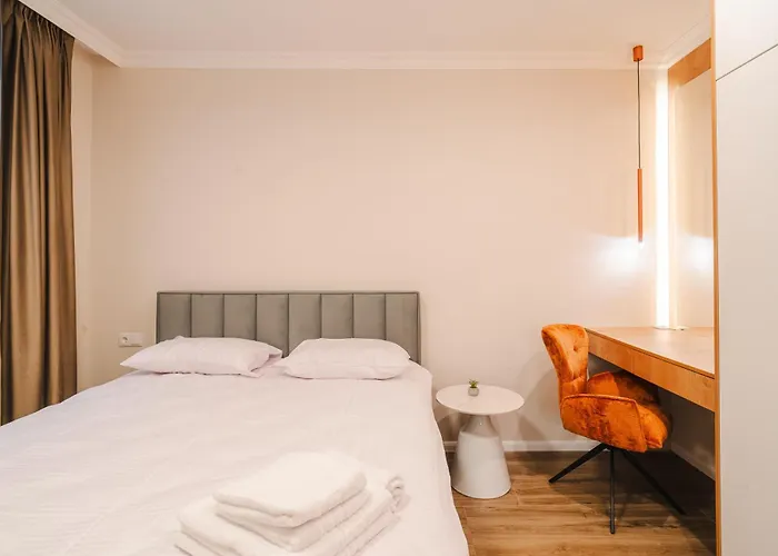 Chic 1br With Office - Calm, Cool & Connected Apartament Cluj-Napoca