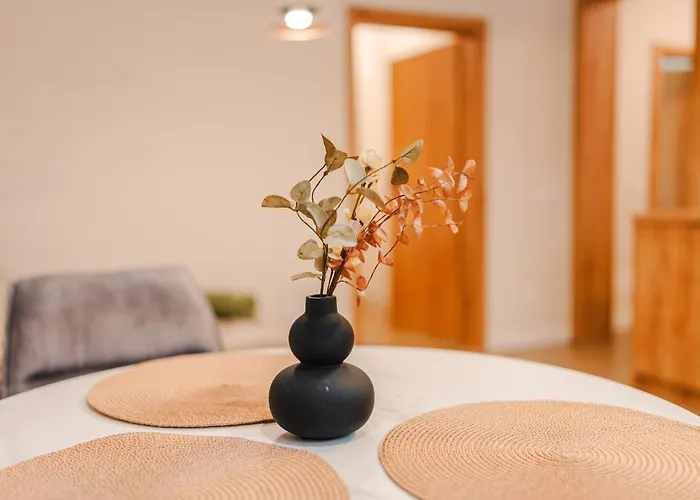 Chic 1br With Office - Calm, Cool & Connected *